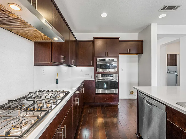 1364 Wellington Dr — Photo 16