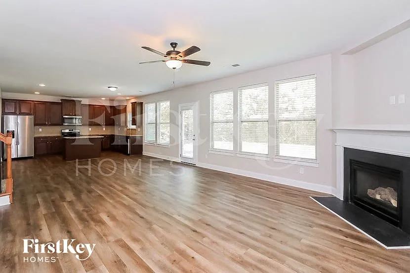 5 bed, 3.0 bath, 3384 sqft, $3,315 — Photo 3