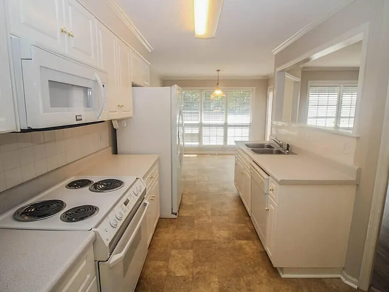 246 Farmington Dr W — Photo 15
