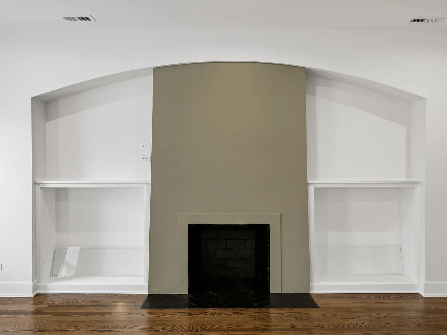 4 bed, 2400 sqft, $3,995 — Photo 4
