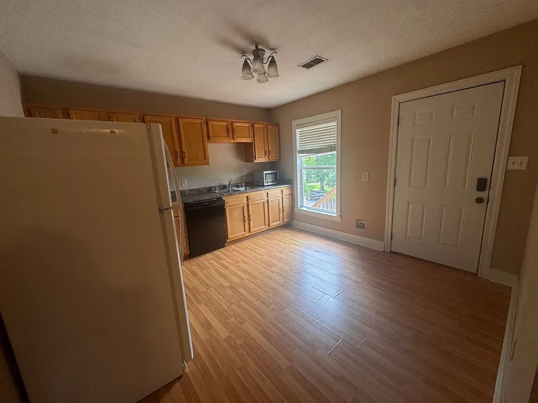 710 Cabell Dr — Photo 22
