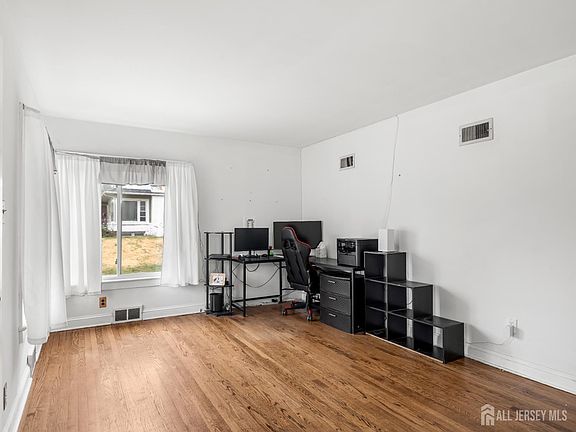 5th image of 343 Woodside Ave