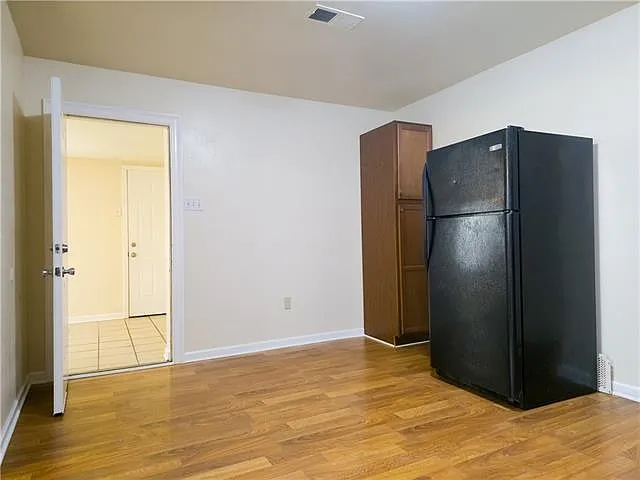 3 bed, 1.0 bath, 1272 sqft, $1,880 — Photo 4