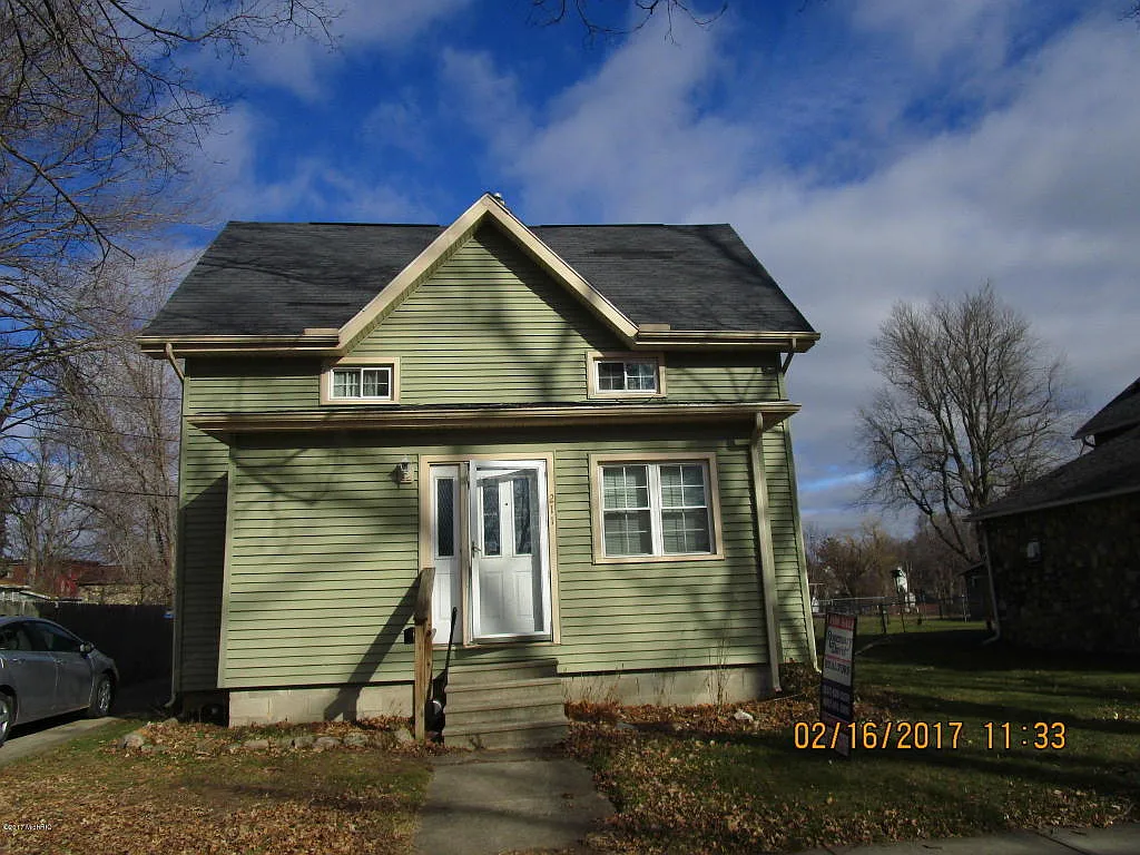 211 E Walnut St photo 1