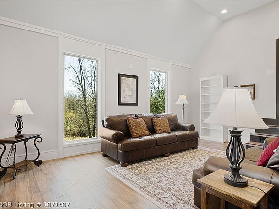 5th image of 609 Candlelight Ln