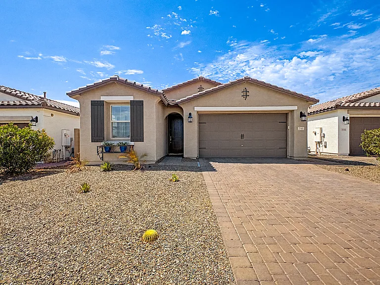 741 E Liberty Ln — Photo 3