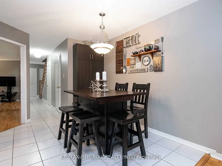 453 Heddle Cres — Photo 6