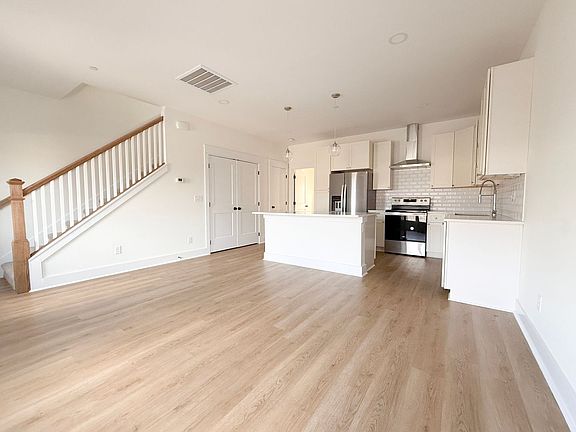 3rd image of 1359 Belfair St