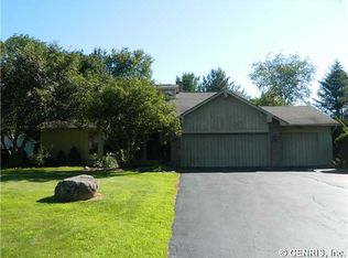 25 Le Pere Dr, Pittsford, NY 14534