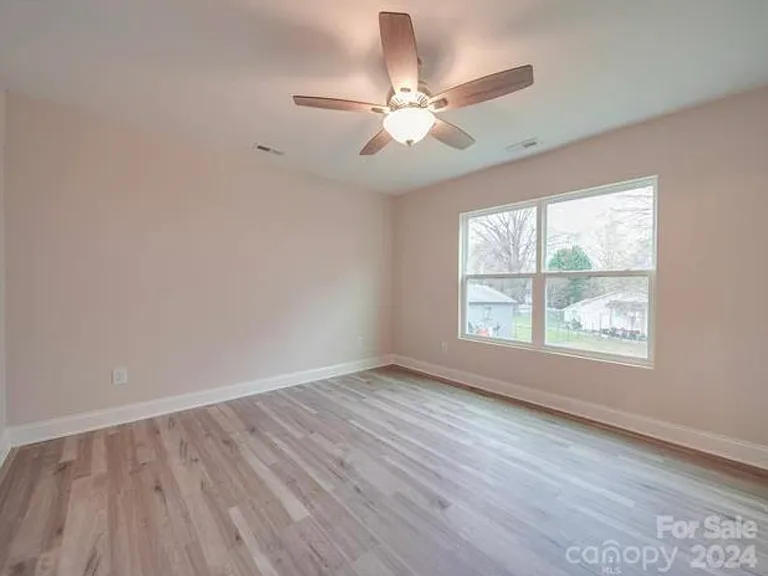 409 Grace Ave NW — Photo 9