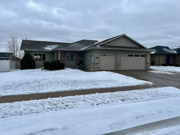 2359 6th St W, Dickinson, ND 58601