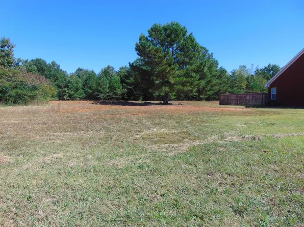 18 Riverview Dr, Sheffield, AL 35660