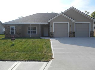 802 SW Bobcat St, Oak Grove, MO 64075