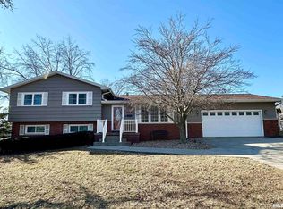 15 Forest Park E, Jacksonville, IL 62650