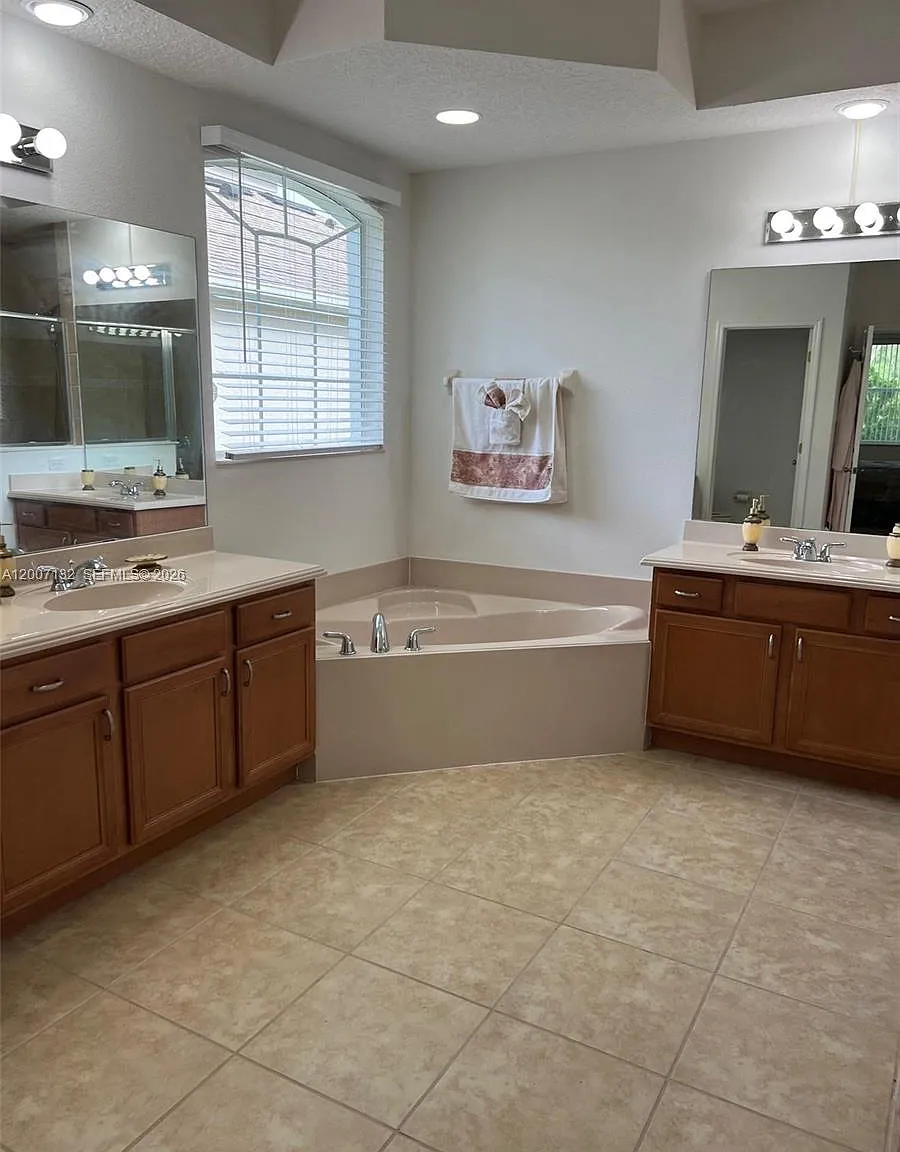 4 bed, 1000 sqft, $2,500 — Photo 4