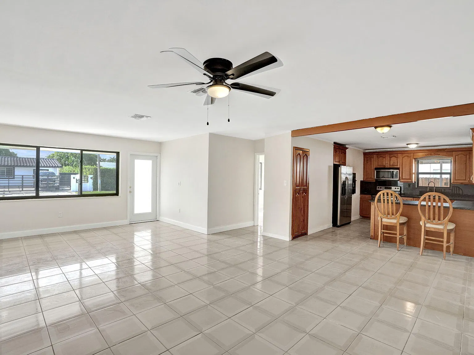 4 bed, 3.0 bath, 1968 sqft, $4,400 — Photo 3