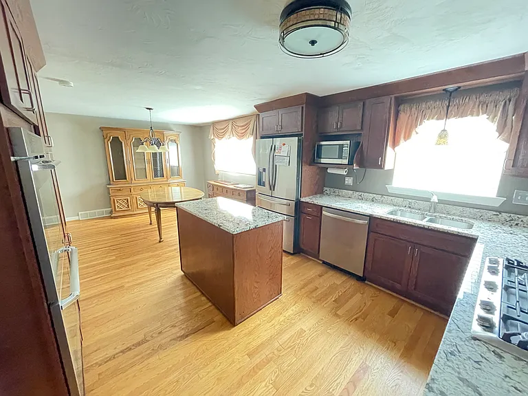 1122 Berkshire Ave — Photo 1