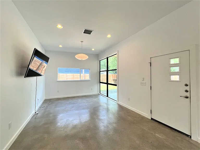 2103 E 14th St #B — Photo 3