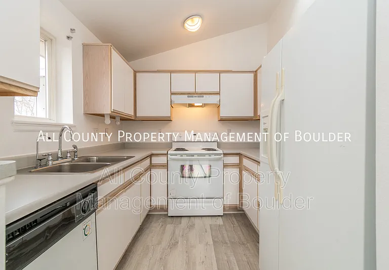 4390 Laguna Pl #J — Photo 6