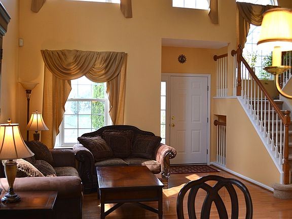 3rd image of 17 Meghan Ln