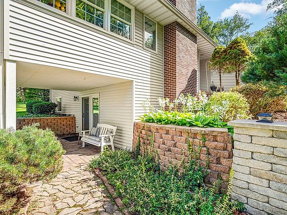 5th image of 572 Baintree Rd
