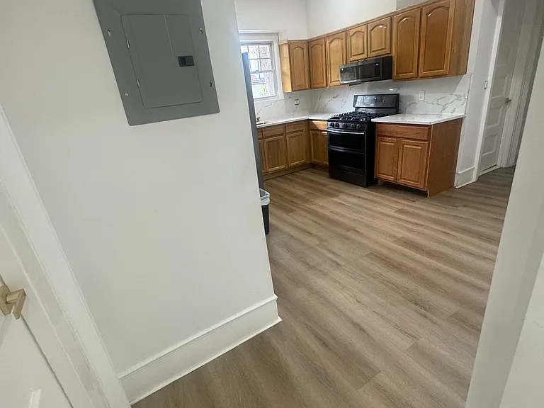 130 E 39th St #2L — Photo 3