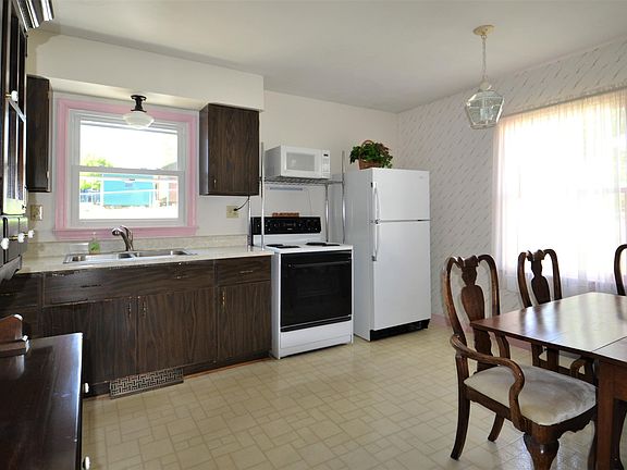 4th image of 574 Stacie Dr