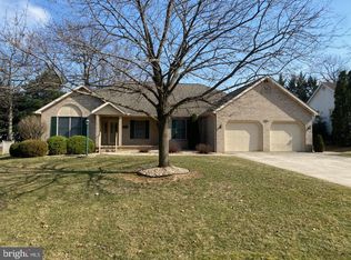 6985 Fairway Dr E, Fayetteville, PA 17222