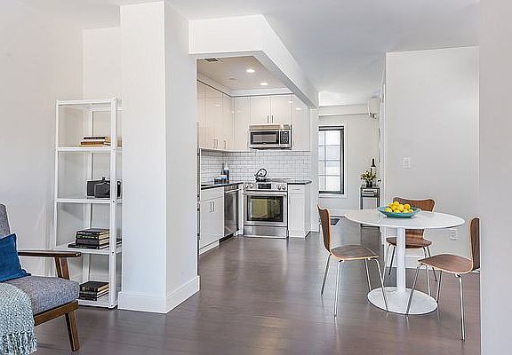 5th image of 4005 Crescent St APT 4F