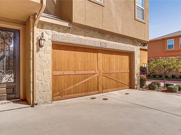 3rd image of 2660 Venice Dr Unit 1