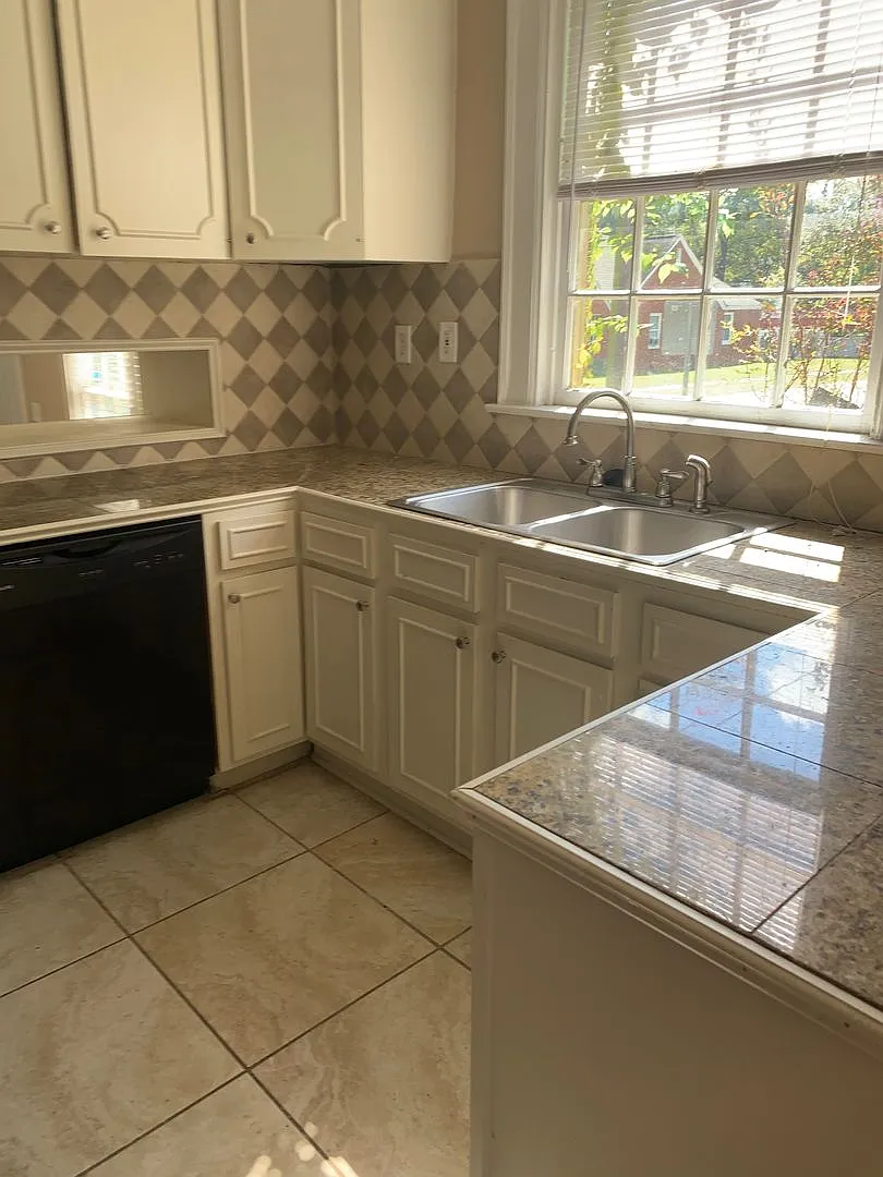 Beautiful Cloverdale Home — Photo 2