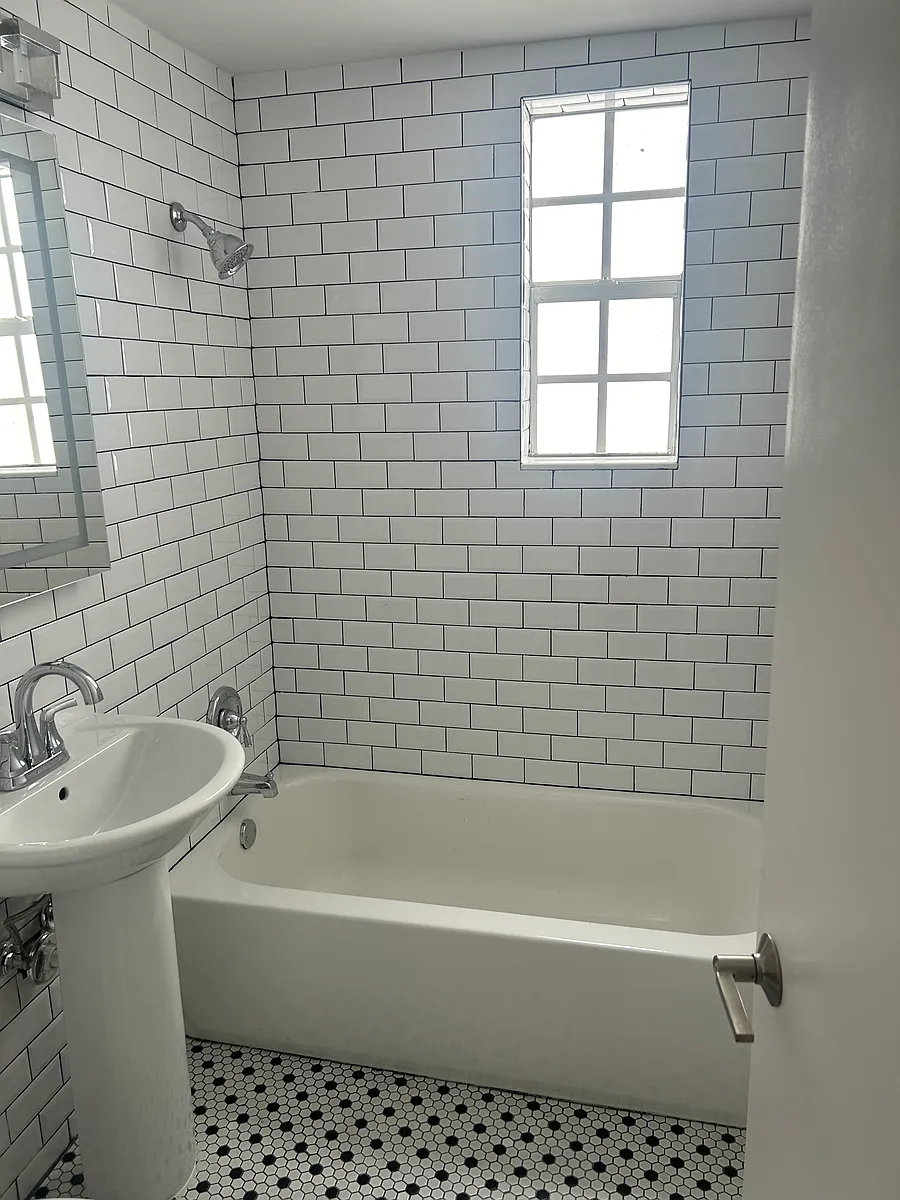 Building Photo - 1561 West Ave #4