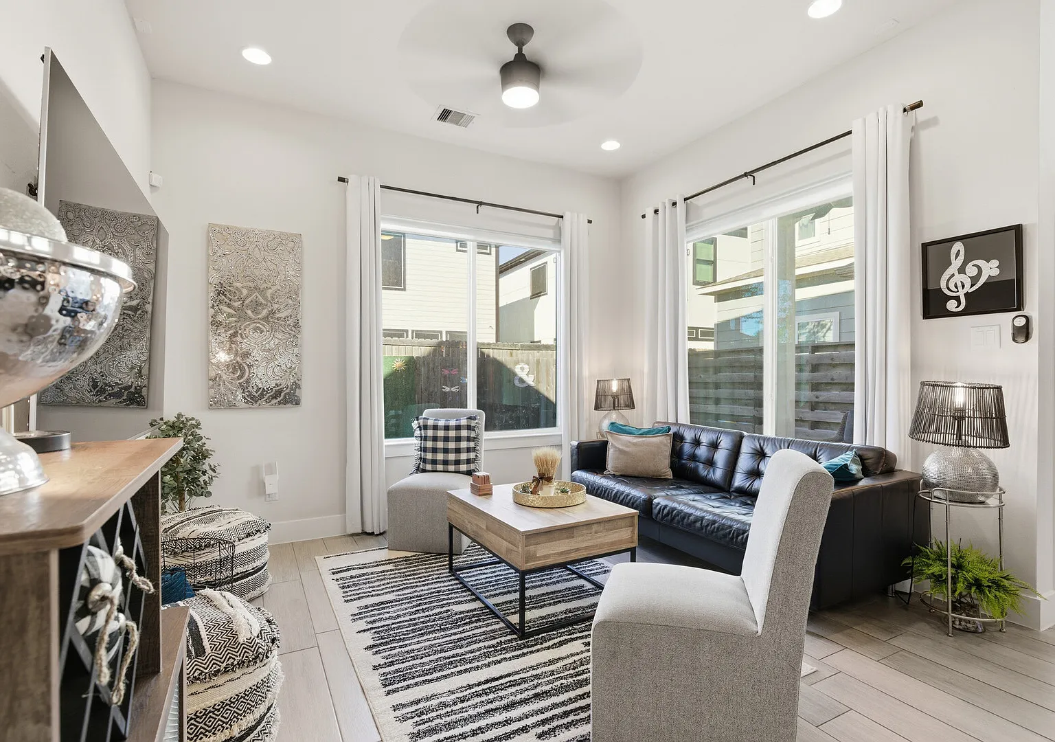 5 mins to Downtown | Tesla Charger | Sleeps 6 — Photo 1