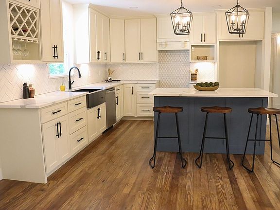 3rd image of 1108 W Storey