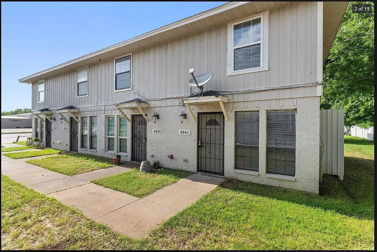 2 bed, 1.5 bath, 780 sqft, $1,300 — Photo 1