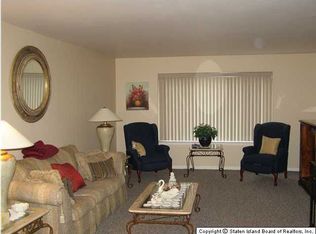 135 Amity Pl, Staten Island, NY 10303