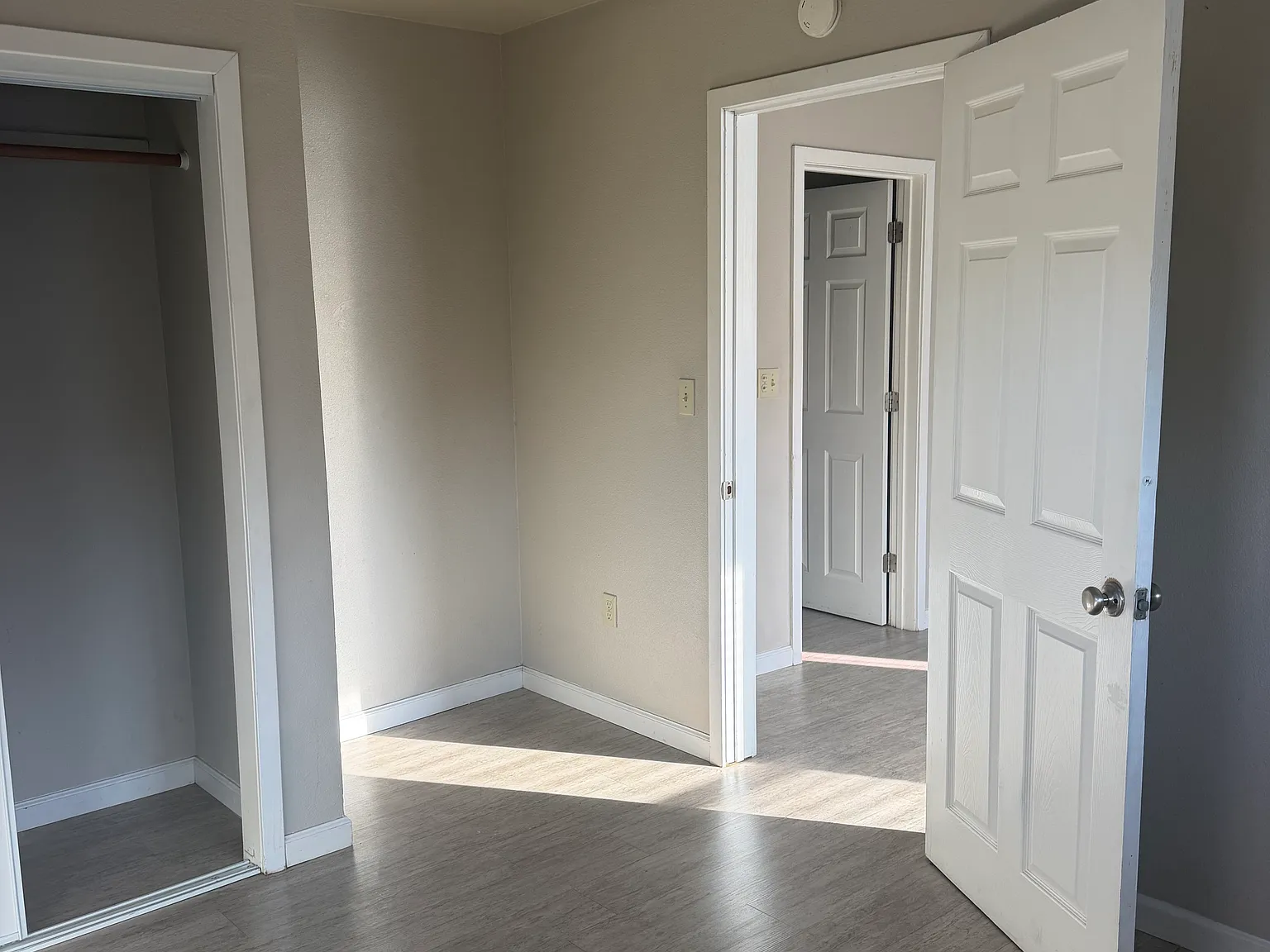 1 bed, 594 sqft, $1,200 — Photo 4