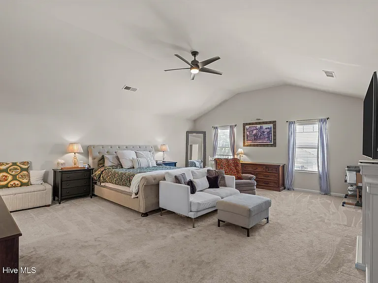136 Sims Ct — Photo 3