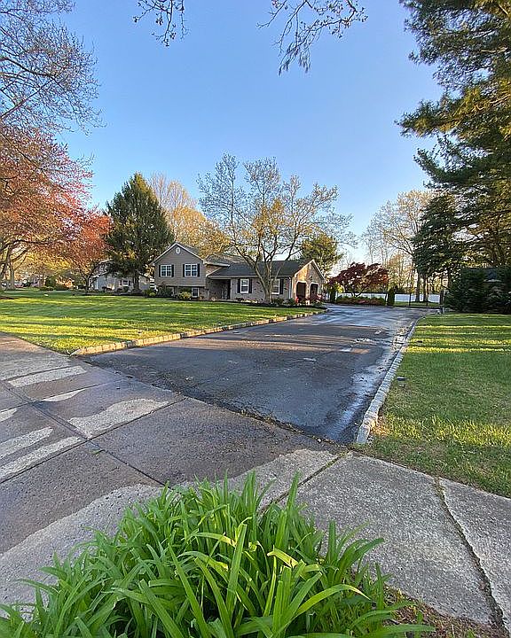2nd image of 5 Woodcrest Cir