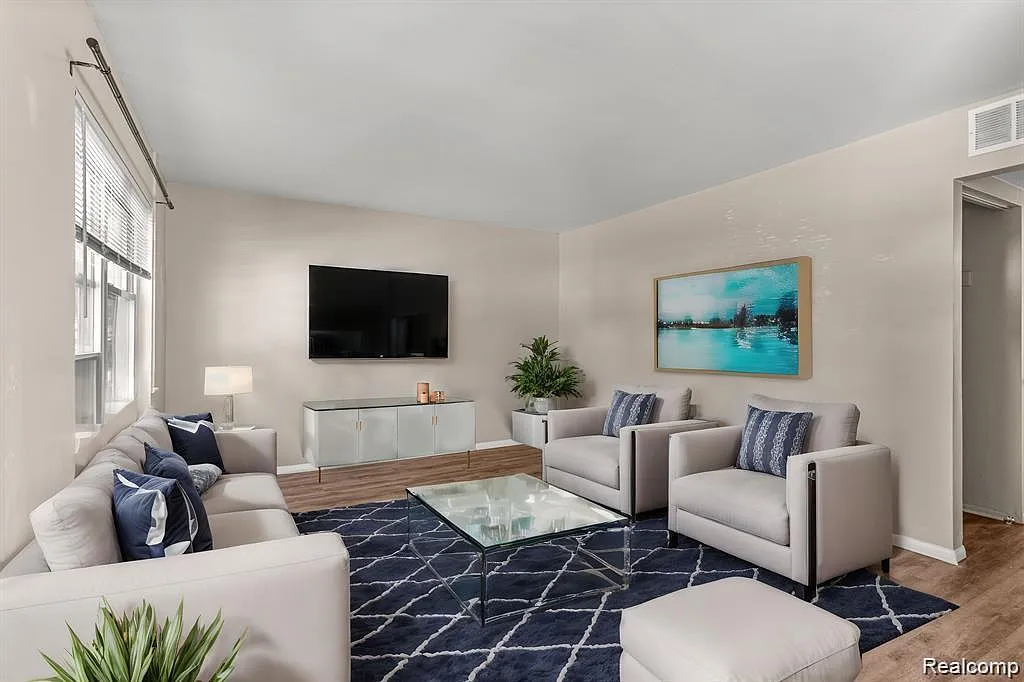 4 bed, 1.5 bath, 1336 sqft, $1,700 — Photo 2