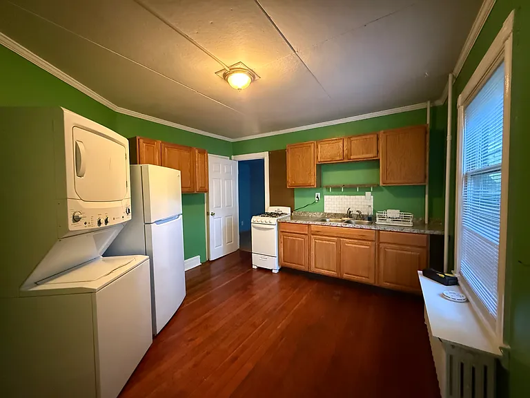 142 Giles St #2 — Photo 3