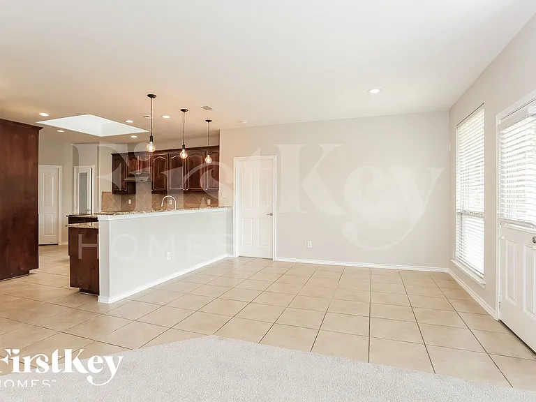 600 W Bend Blvd — Photo 4