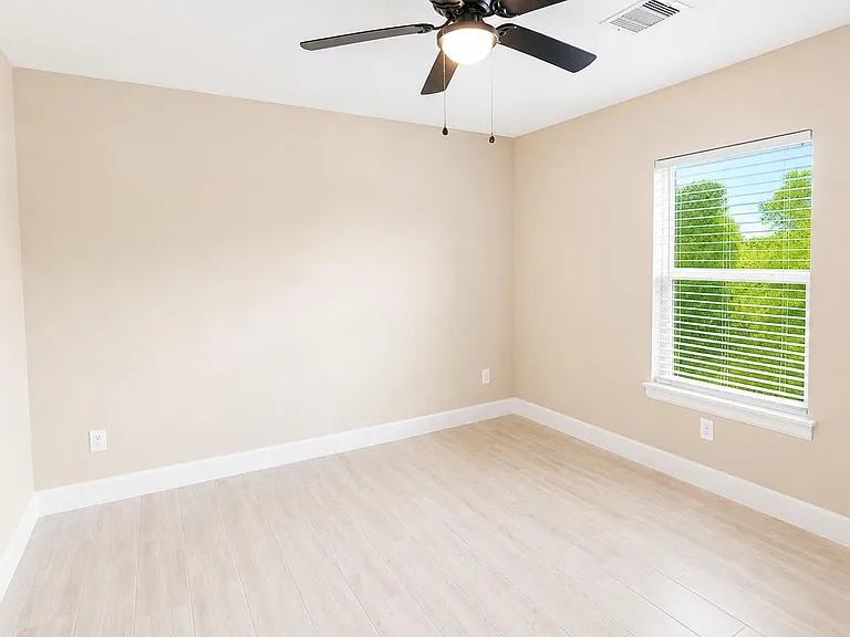 1206 Pinewood Ln — Photo 21