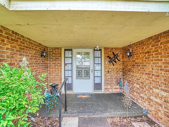 4th image of 902 Lera Ln