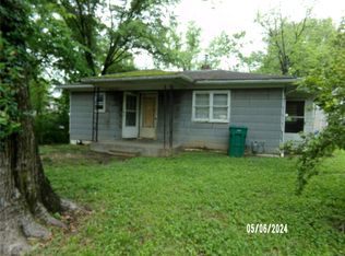 909 S 11th St, Belleville, IL 62226