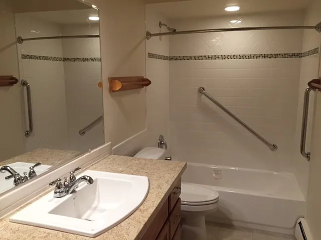 Edgewater Apartments — Photo 4