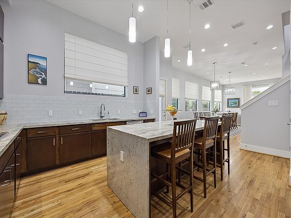 4th image of 305 Peden St