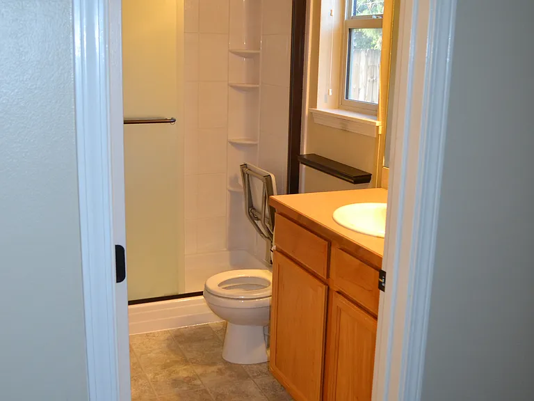 2646 N Larchmont Ave — Photo 24