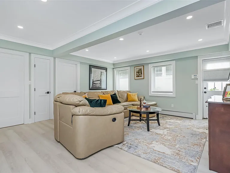 161 W Hudson St — Photo 8