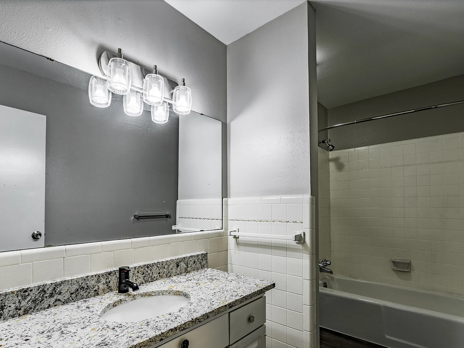 4 bed, 2.0 bath, 1670 sqft, $698 — Photo 3